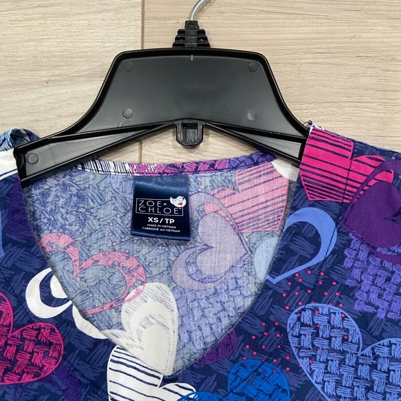 Zoe and Chloe Scrub Top - Picture 2 of 3